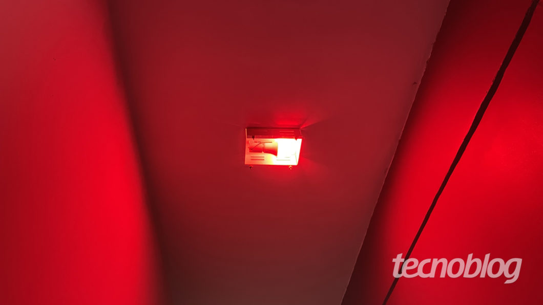 Smart Lamp Wiz A60 in red (Image: Darlan Helder / Tecnoblog)