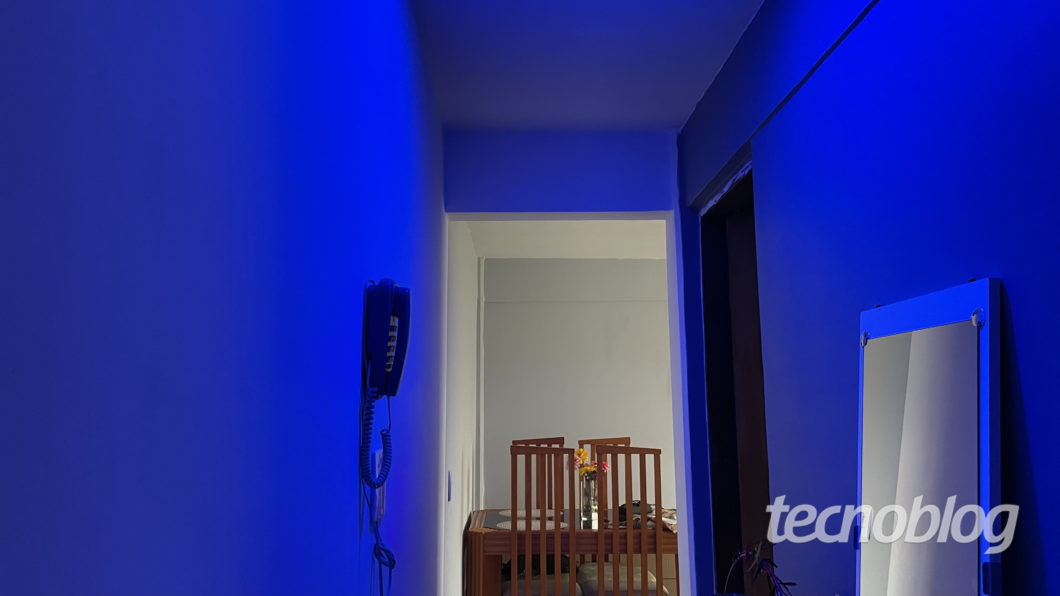 Smart Lamp Wiz A60 in blue (Image: Darlan Helder / Tecnoblog)