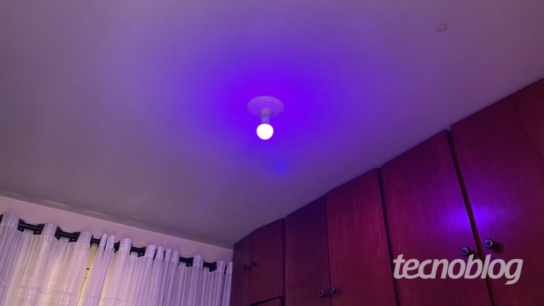 Smart Lamp Wiz A60 in lilac (Image: Darlan Helder / Tecnoblog)
