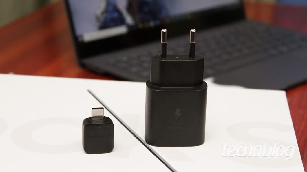USB-C to USB-A adapter and Book S charger (image: Emerson Alecrim / Tecnoblog)