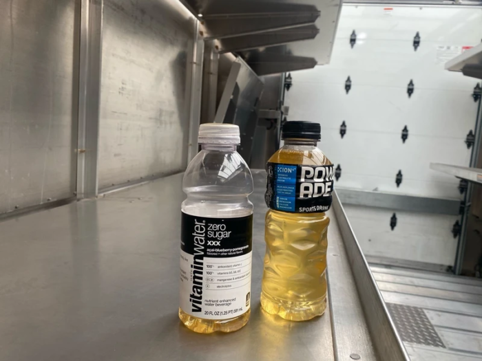 Alleged urine bottles used by Amazon driver (Image: Reproduction / Motherboard)