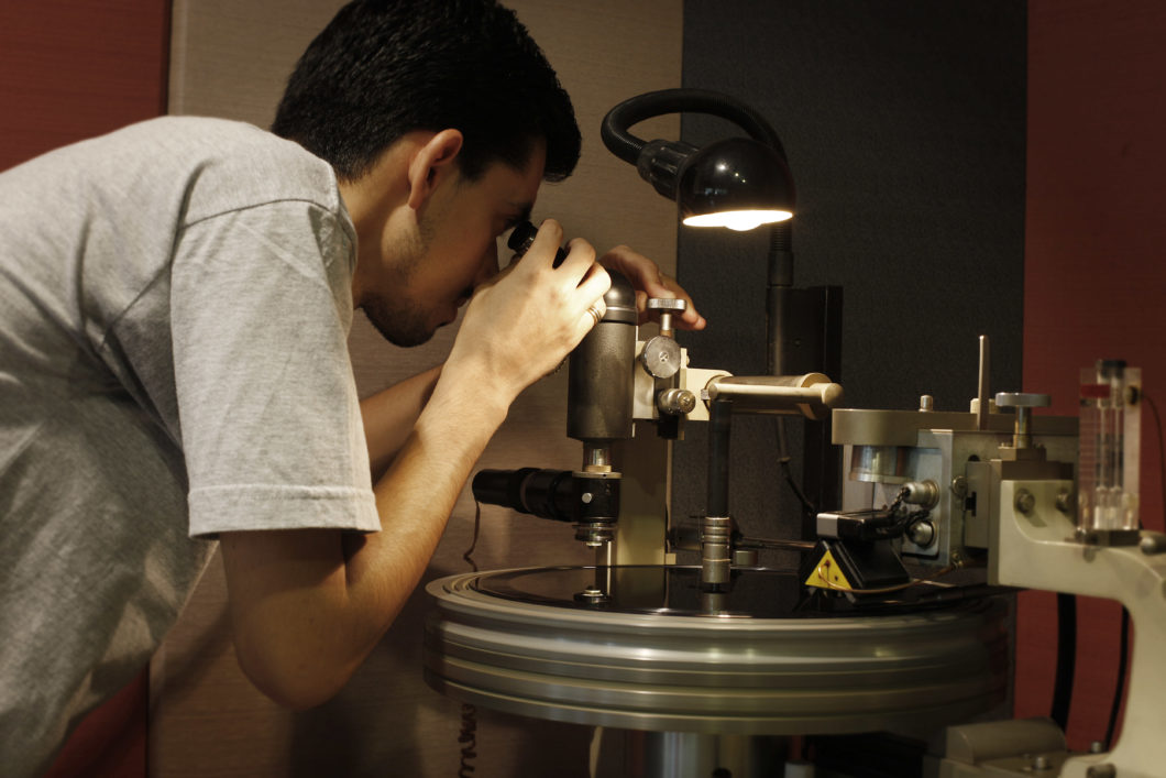 Operator William Carvalho checks the shape of the groove under the microscope (Image: Daryan Dornelles / Polysom)