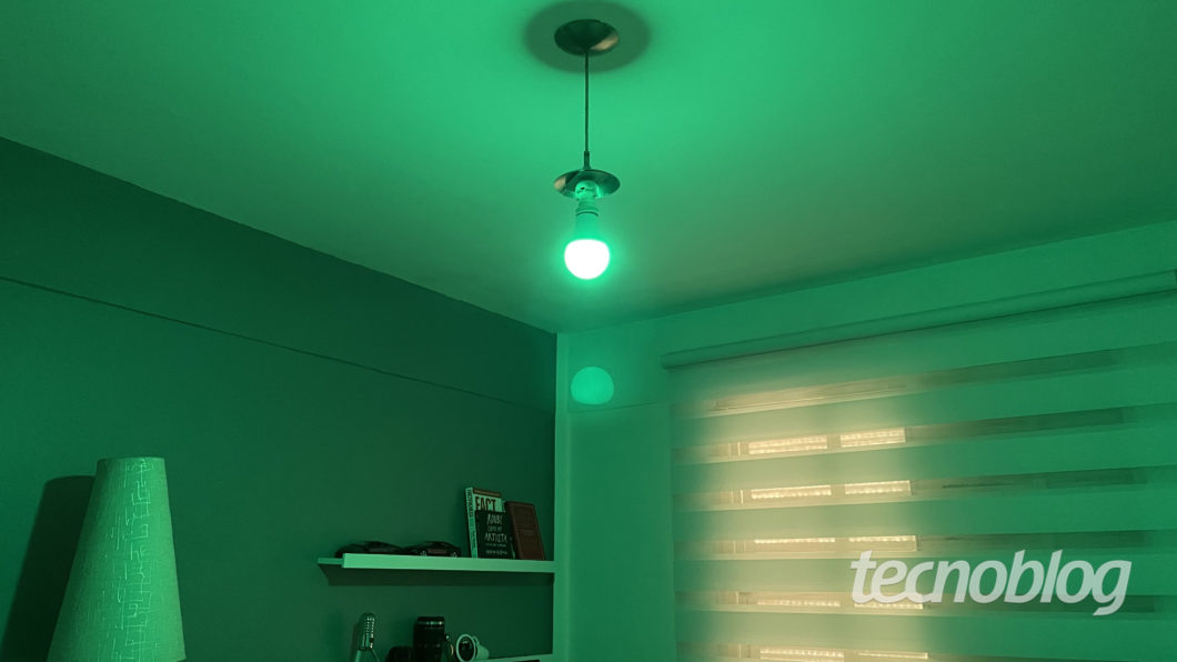 Smart Multilaser Liv Lamp in green (Image: Darlan Helder / Tecnoblog)