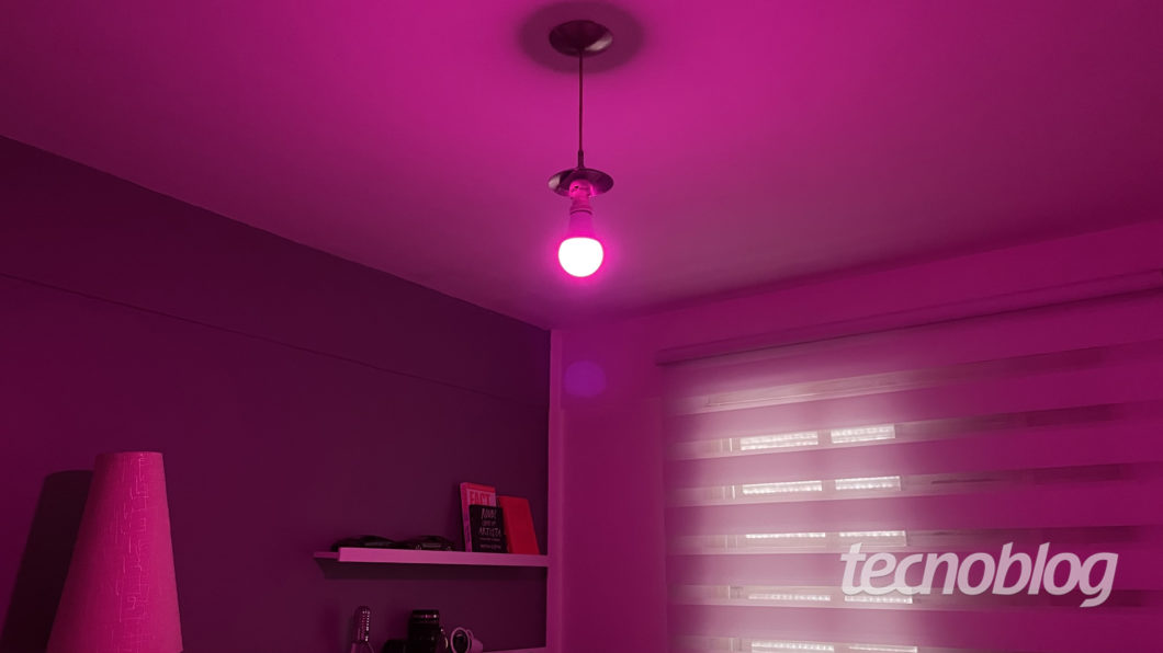 Smart Multilaser Liv Lamp in pink (Image: Darlan Helder / Tecnoblog)