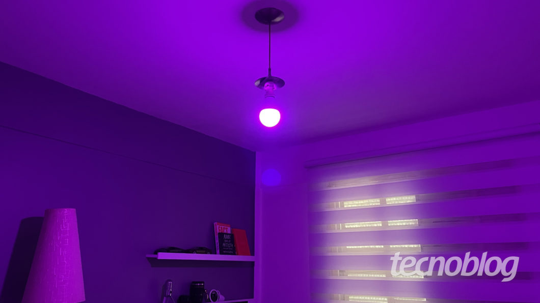 Smart Multilaser Liv Lamp in lilac (Image: Darlan Helder / Tecnoblog)