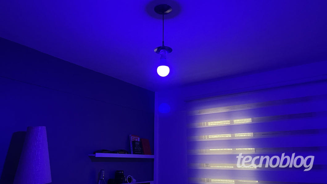 Smart Multilaser Liv Lamp in blue (Image: Darlan Helder / Tecnoblog)