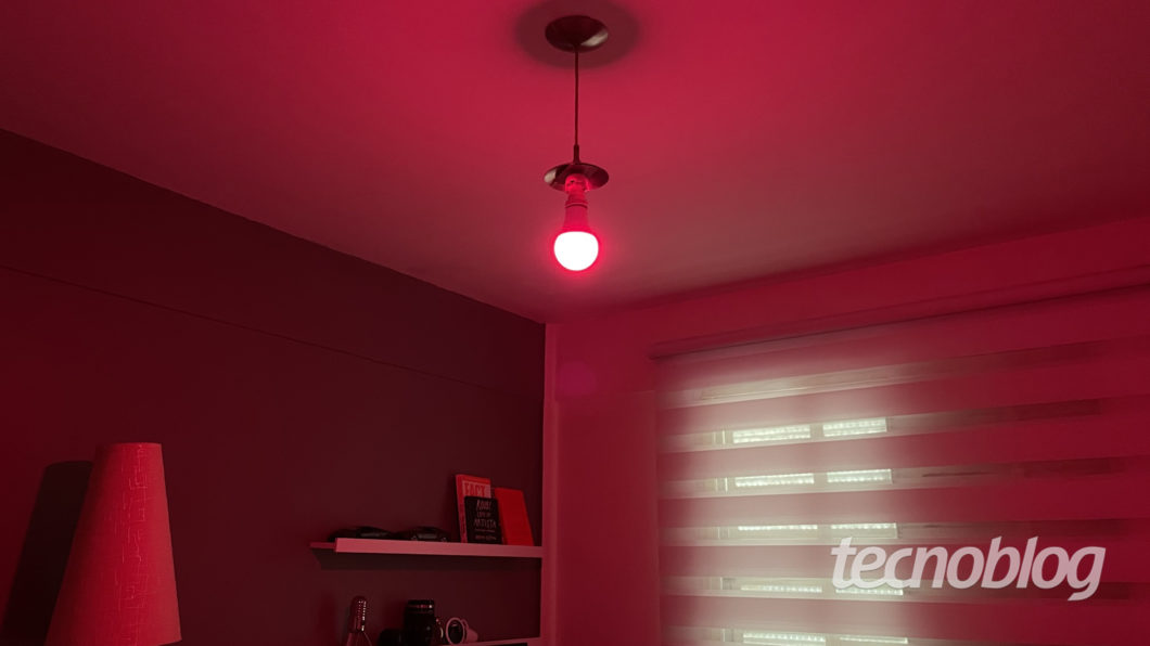 Smart Multilaser Liv Lamp in red (Image: Darlan Helder / Tecnoblog)