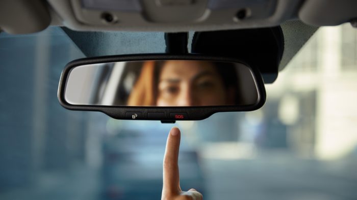 HB20's internal rearview mirror has SOS button (Image: Playback / Hyundai)