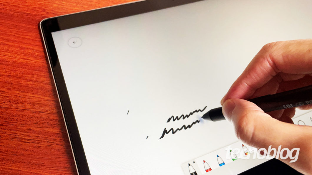 A stylus do Probook X360 deixa marcas na tela que somem rapidamente (imagem: Emerson Alecrim/Tecnoblog)
