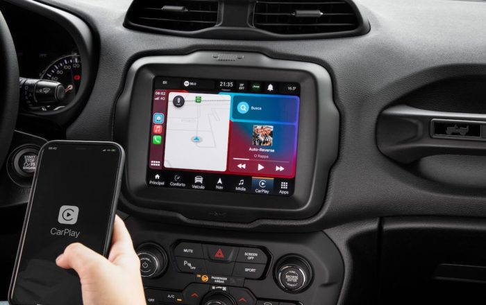 Jeep Renegade 80 Anos inclui plataforma Adventure Ingelligence e suporte a CarPlay e Android Auto (Imagem: Divulgação/Stellantis)