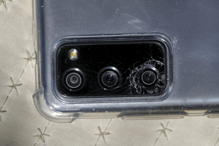 Galaxy S20 com a câmera quebrada (Imagem: Reprodução/Hagens Berman)