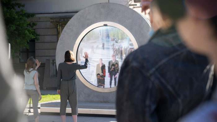Residentes usam portal em Lublin, na Polônia para falar com Vilnius, na Lituânia (Imagem: Crossroads/Divulgação)