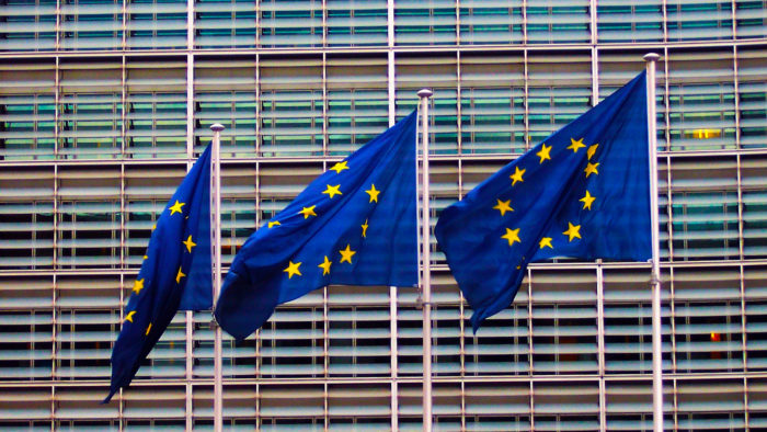 Bandeiras da UE, que abriu mais uma investigação contra o Google (Imagem: TeaMeister/ Flickr)