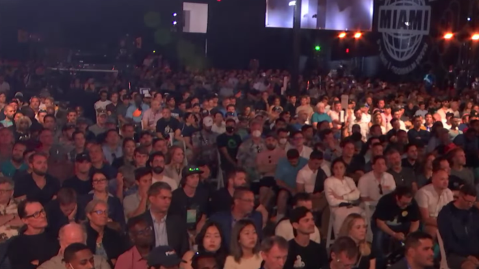 Conferência Bitcoin 2021 gerou aglomerações em Miami (Imagem: Reprodução/YouTube)