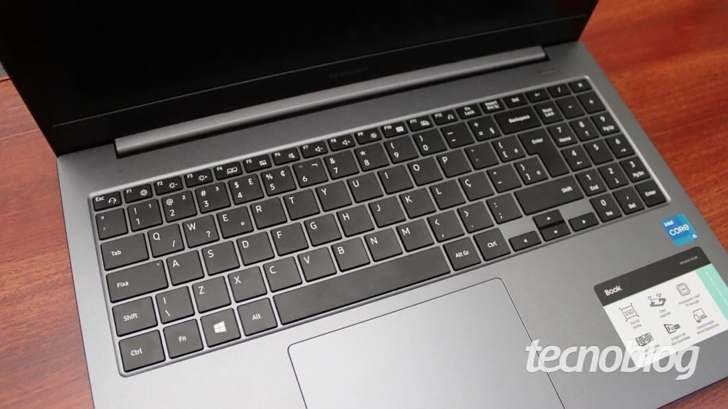 Samsung Book keyboard is large, but has no backlight (image: Emerson Alecrim/Tecnoblog)