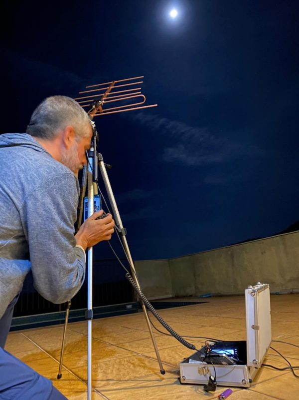 Márcio Gandra testando o equipamento que teria enviado bitcoin à Lua via ondas de rádio (Imagem: Reprodução/Satoshi.Radio.Br) 