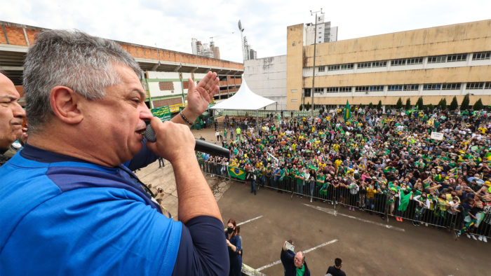 Prefeito de Chapecó (SC) discursa em motociata de Bolsonaro realizada na cidade (Imagem: Alan Santos/PR)