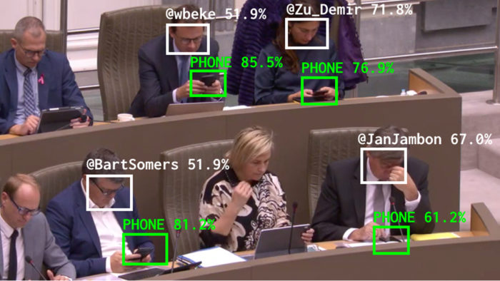 Bot de inteligência artificial reconhece quando parlamentares usam dispositvos (Imagem: The Flemish Scrollers/ Divulgação)