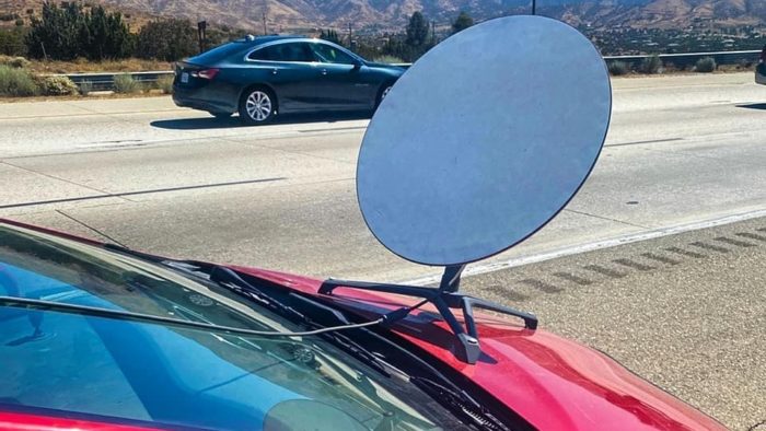 Alguém colocou uma antena da Starlink no carro (Imagem: CHP - Antelope Valley / Facebook)