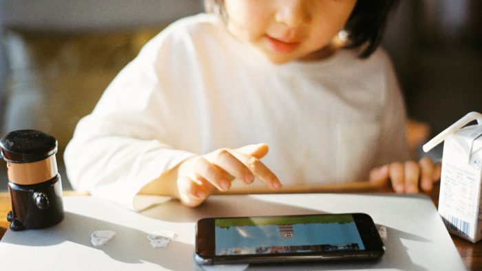 Criança jogando no <a href='https://meuspy.com/tag/Espione-celulares'>celular</a> (Imagem: zhenzhong liu/Unsplash)