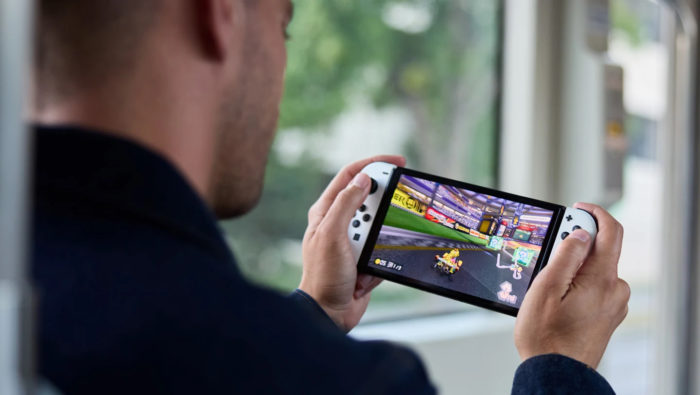 Tela do Nintendo Switch OLED é um pouco maior que o modelo padrão (Imagem: Divulgação/Nintendo)