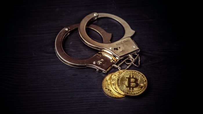 Homem é preso acusado de operar esquema de pirâmide de bitcoin no RJ (Imagem:  Bermix Studio/ Unsplash)