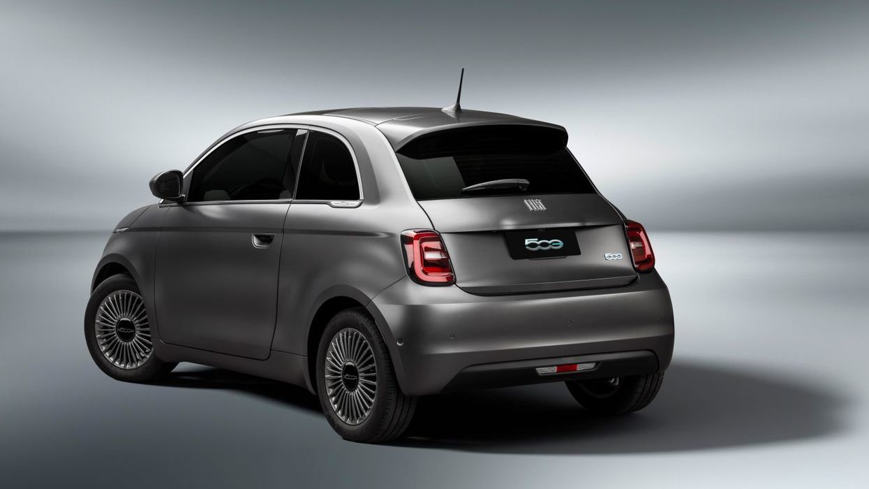 Fiat 500e é lançado no Brasil; carro elétrico tem autonomia de 320km | Carro