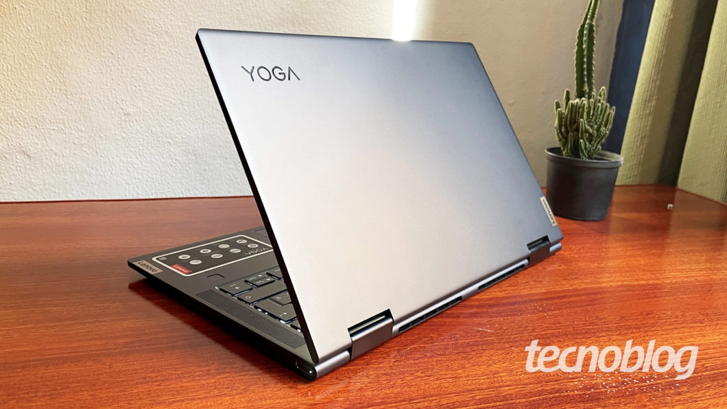 Lenovo Yoga 7i tem acabamento robusto (imagem: Emerson Alecrim/Tecnoblog)