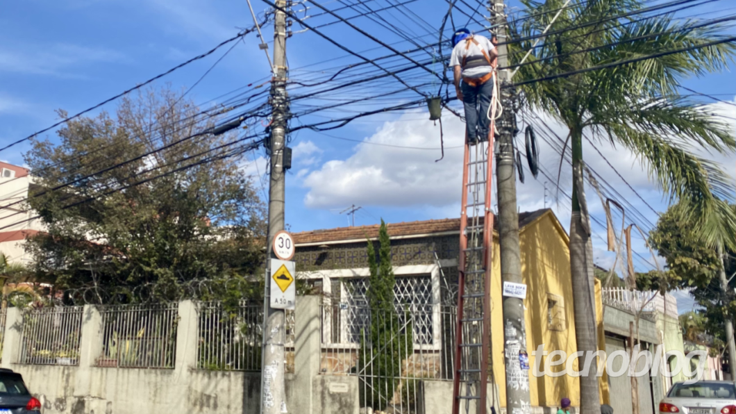 Oi technicians expanding fiber optic network in Belo Horizonte/MG
