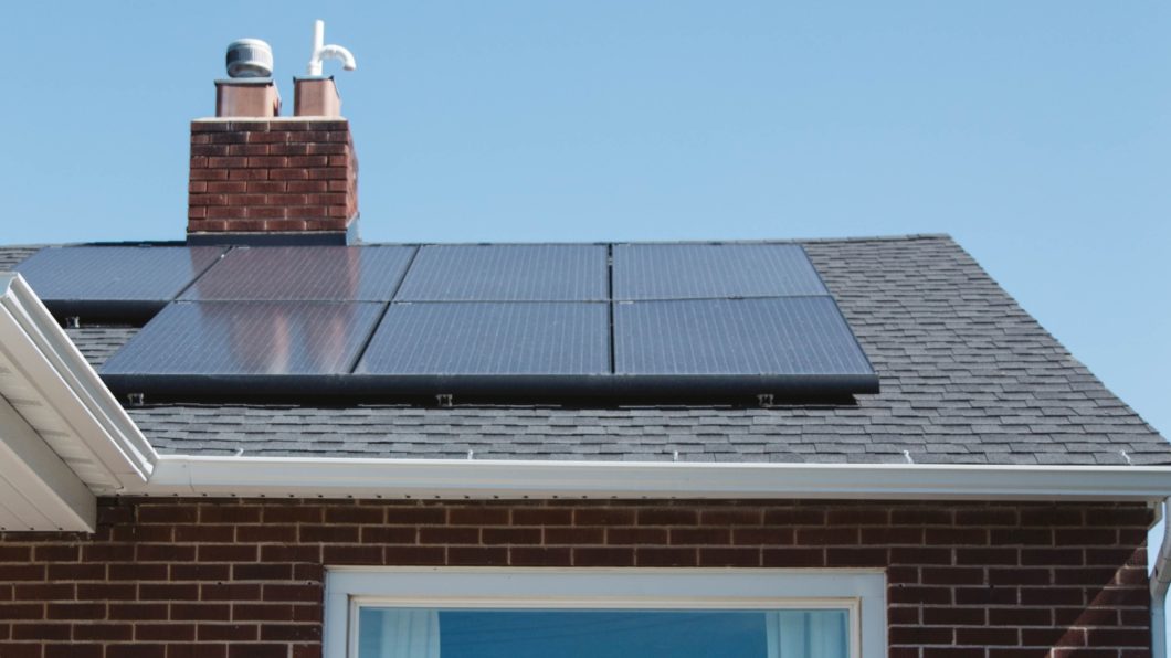Painel de energia solar no telhado de uma casa