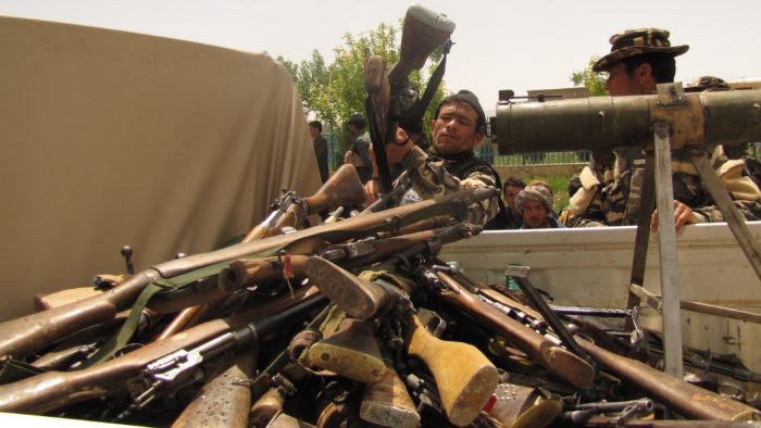 Membro do Taliban carregando caminhão com armas de fogo (Imagem: ResoluteSupportMedia/ Flickr)