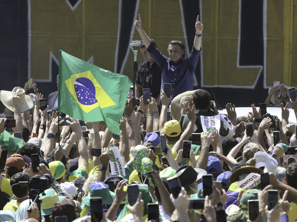 Presidente Jair Bolsonaro, acompanhado dos ministros da Defesa, Braga Neto e do vice-presidente, Hamilton Mourão, participa de manifestação na Esplanada dos Ministérios (Imagem: Fabio Rodrigues-Pozzebom/ Agência Brasil)