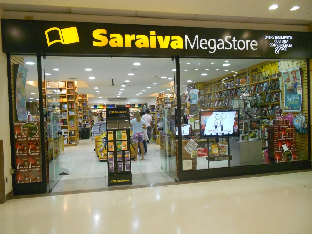 Saraiva Megastore no Botafogo Praia Shopping, uma das várias lojas fechadas (imagem: Eduardo P./Wikimedia)