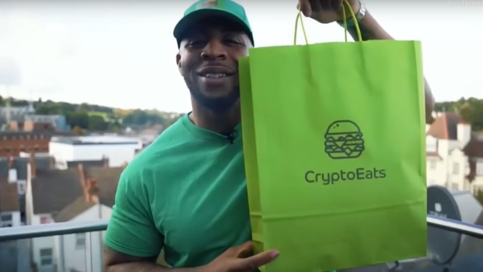 Bouncer Influencer in CryptoEats Outreach Video (Image: Playback/ YouTube)